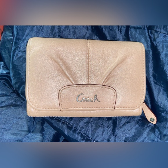 Coach pink leather bifold wallet - Picture 1 of 10